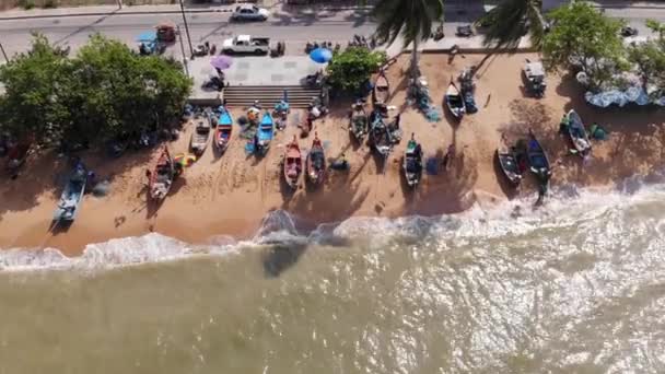 Pattaya, Tajlandia-18 kwietnia, 2019: plaża i morze w Pattaya Chonburi, Tajlandia, widok z góry. Piękne krajobrazy Pattaya Chonburi Beach, Tajlandia. — Wideo stockowe