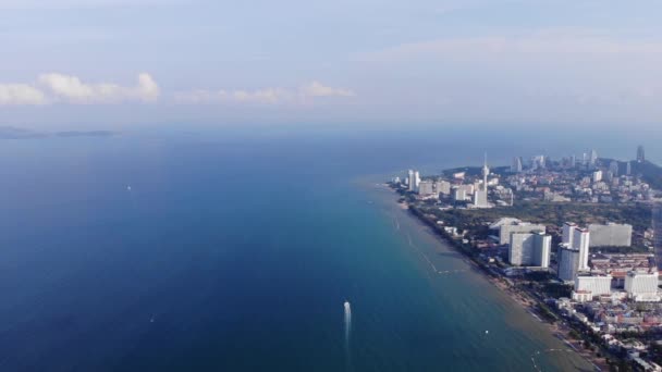 Strand och hav i Pattaya Chonburi, Thailand, topputsikt. Vacker natur i Pattaya Chonburi Beach, Thailand. — Stockvideo