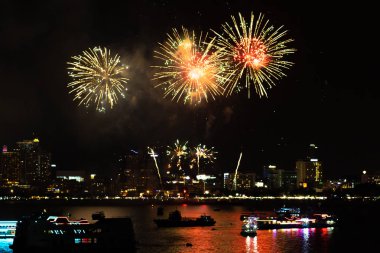 Pattaya Tayland. Uluslararası havai fişek gösterisi Festivali. Güzel havai fişek