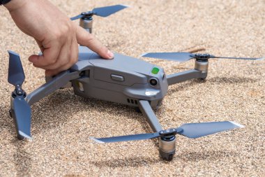 Erkek parmak presler uçuş için drone fırlatma düğmesine, hangi ile fotoğraf ve video çekimi alabilir, yakın çekim