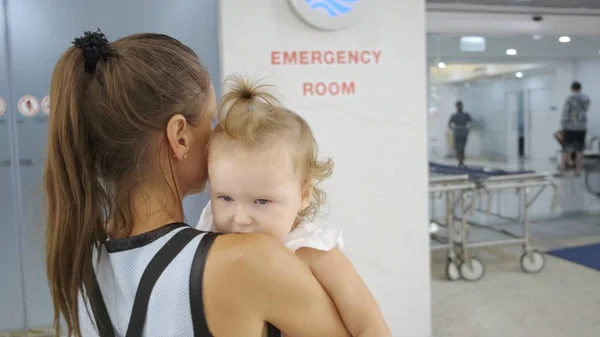 Η μαμά και το παιδί έρχονται στα επείγοντα στο νοσοκομείο στην Ταϊλάνδη της Πατάγια.. — Φωτογραφία Αρχείου