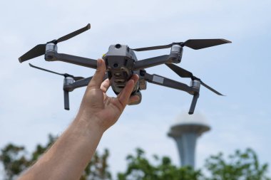 Kadın el uçuş için drone başlattı, hangi ile fotoğraf ve video çekimi alabilir, yakın çekim
