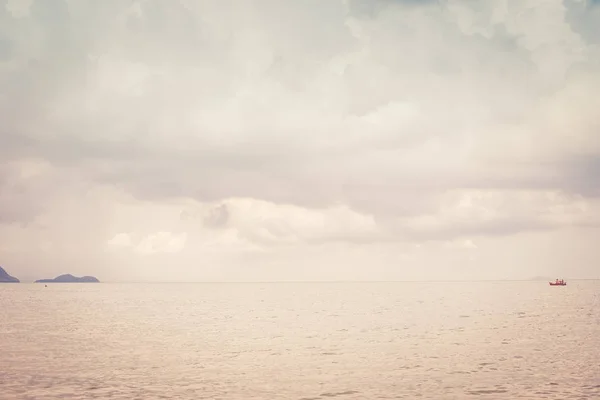 Sea Beach i chmury słońce niebo. Dźwięk w stylu Vintage. — Zdjęcie stockowe