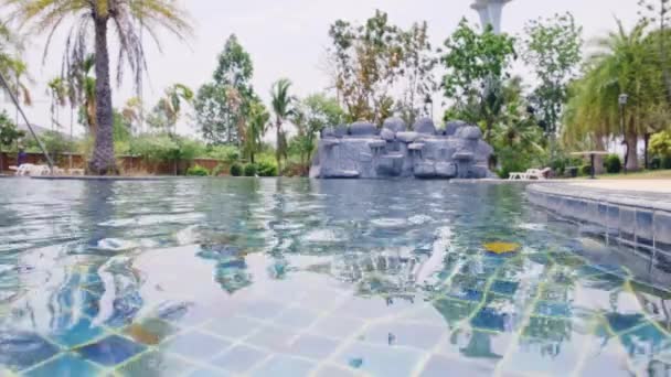 Blå pool med höstlöv med vattenfall. — Stockvideo
