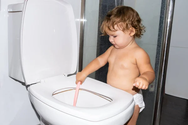 Gyermekmunka. kislány tisztítja a WC-vel. — Stock Fotó