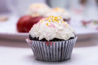 Pasta. Beyaz masada fincan kek, beyaz arka planda.