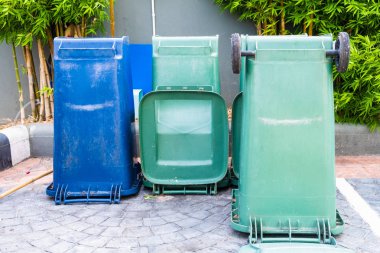 Tayland tuğla duvara karşı dustbins çöp kutusu çöp kutuları dışında