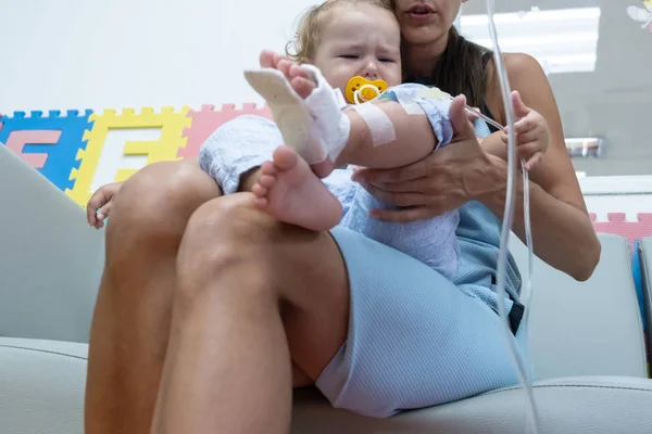 Het ervaren van een trieste moeder en huilen kleine dochter in het ziekenhuis. Klein meisje wordt geïnjecteerd. Medische intraveneuze druppelaar DRIPS, Slow Motion, close-up, 4k. — Stockfoto