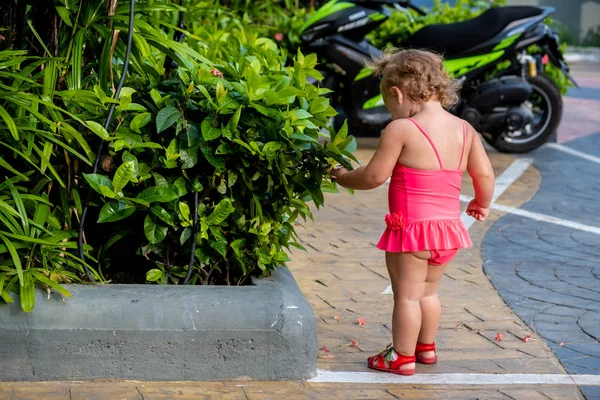 Маленькая девочка играет на детской площадке . — стоковое фото