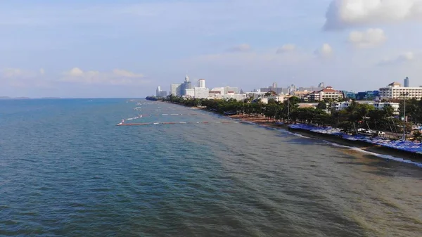 Praia e mar em Pattaya Chonburi, Tailândia, vista superior. Bela paisagem de Pattaya Chonburi Beach, Tailândia . — Fotografia de Stock