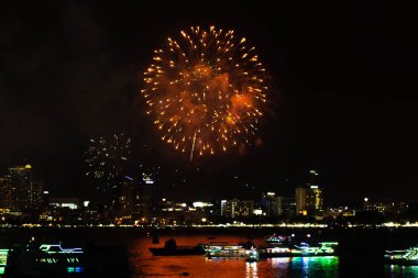 Pattaya Tayland. Uluslararası havai fişek gösterisi Festivali. Güzel havai fişek