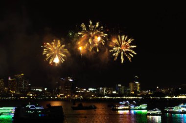 Pattaya Tayland. Uluslararası havai fişek gösterisi Festivali. Güzel havai fişek