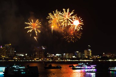 Pattaya Tayland. Uluslararası havai fişek gösterisi Festivali. Güzel havai fişek