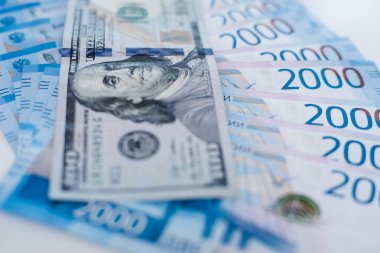 Amerikan 100 dolarlık banknot ve 2000 Rus ruble. Kavram Ticaret, işbirliği veya güreş.