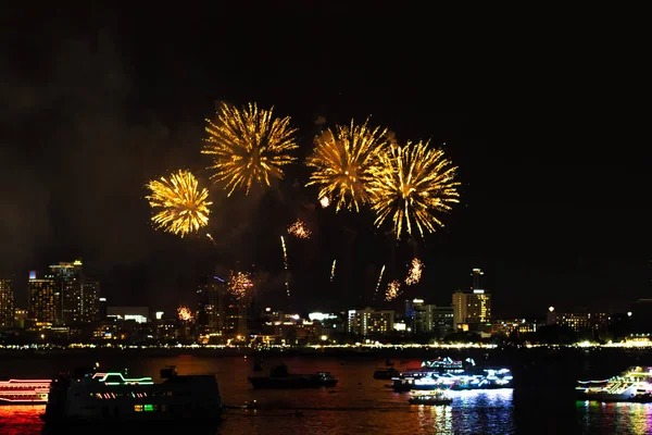 Pattaya Tailandia. Festival internacional de fuegos artificiales. Hermosos fuegos artificiales — Foto de Stock