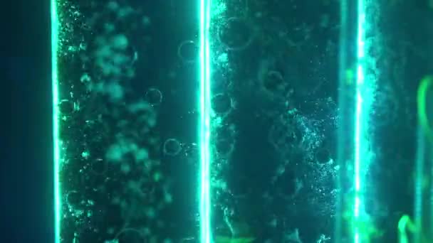 Повітряні бульбашки у блакитній воді . — стокове відео
