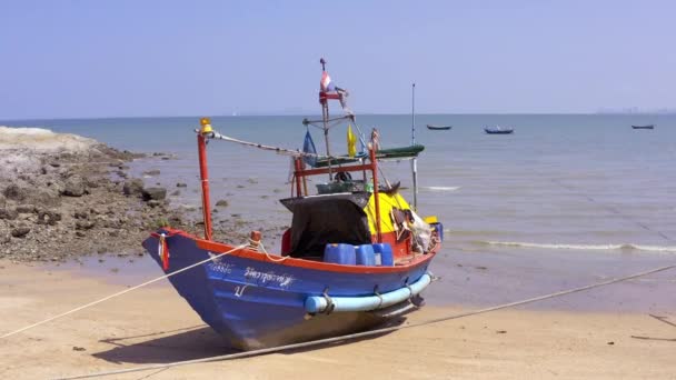 Pattaya, Tailandia - 18 de mayo de 2019: Vista superior, Barco estacionado en el mar, Playa Blanca en un cielo azul claro, Mar Azul . — Vídeos de Stock