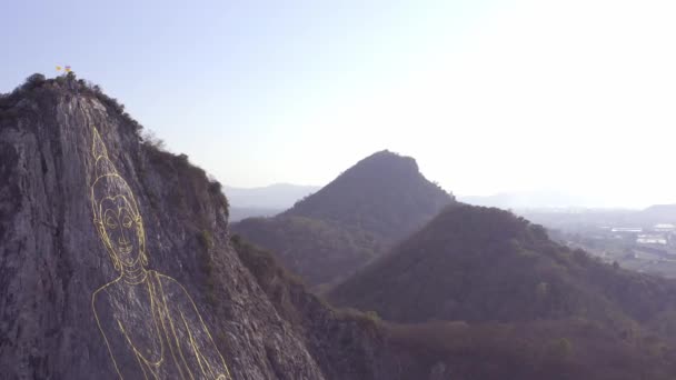 Buddha bilder den ristade på berget. Buddha Mountain i Pattaya Thailand — Stockvideo