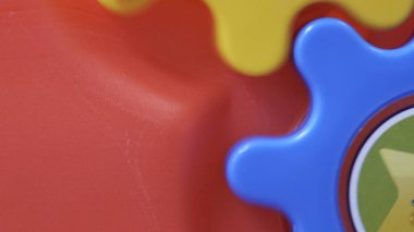 Çocuk oyuncak renkli iplik dişli yakın yukarı.