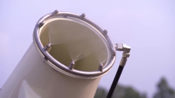 Tubi e ugelli del sistema di raffreddamento con nebbia d'acqua . — Video Stock