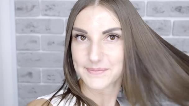 Resultaat na lamineren en haar rechttrekken in een schoonheidssalon voor een meisje met bruin haar. Hair Care concept — Stockvideo