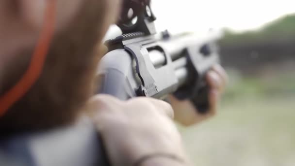 Αρσενικό πυροβολεί με πυροβόλο όπλο, καραμπίνες σε εξωτερικούς χώρους. — Αρχείο Βίντεο