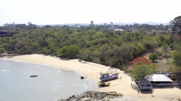 Vista superior, Barco estacionado no mar, Praia branca em um céu azul claro, Mar Azul . — Vídeo de Stock