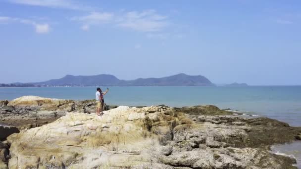 Un paio di passeggiate vicino al mare. Coppia che cammina su una scogliera in riva al mare . — Video Stock