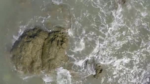 Le onde di mare battono sulle rocce nella Crimea. Mare soleggiato in estate, spruzzi di mare sulle rocce . — Video Stock