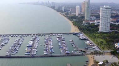 Yat Kulübü ve Marina Drone tarafından Havadan Görünümü. Yat kulübünün en iyi görünümü. Deniz suyunda beyaz tekneler. Marina rıhtım yatlar ve küçük moto. Yat ve yelkenli