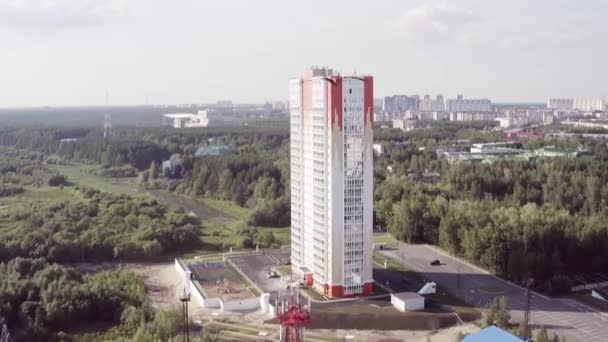 Pájaro halcón cometa vuela sobre una ciudad en Rusia — Vídeo de stock