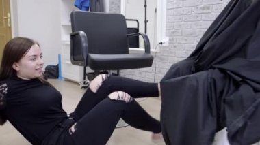 Komik kuaför. Sonuç laminasyon ve saç kahverengi saçlı bir kız için bir güzellik salonunda düzleştirme sonra. Kız göz kırpıyor. saç bakım konsepti