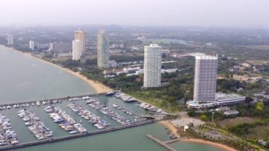 Yat Kulübü ve Marina Drone tarafından Havadan Görünümü. Yat kulübünün en iyi görünümü. Deniz suyunda beyaz tekneler. Marina rıhtım yatlar ve küçük moto. Yat ve yelkenli