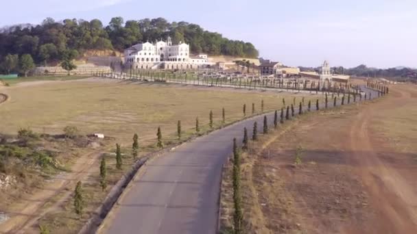 Coppia moto da equitazione su strada rurale. Azioni. Vista dall'alto di guida motociclista e la sua donna. Viaggio romantico. In moto in estate . — Video Stock