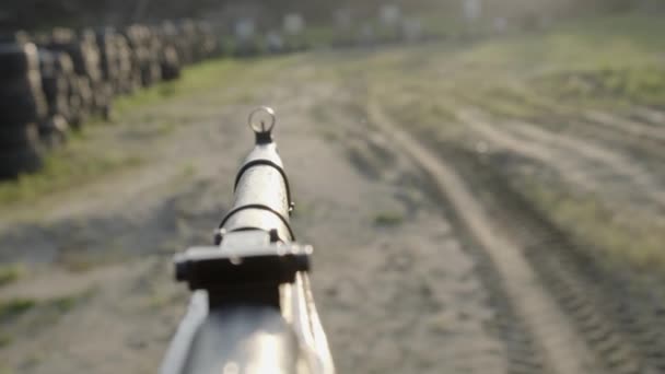 Schrotflinte in Menschenhand. Vorderseite der Waffe mit Nahsicht auf verschwommenem Naturhintergrund — Stockvideo