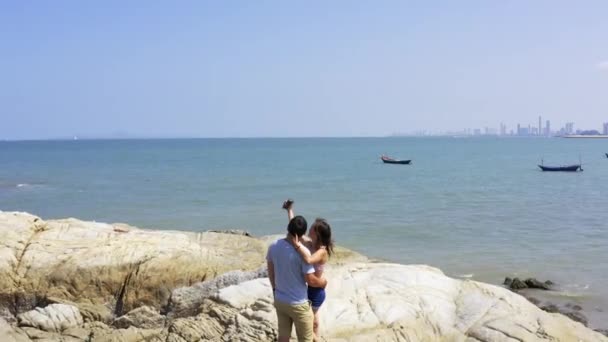 Couple marchant près de la mer. Couple marchant sur une falaise au bord de la mer . — Video