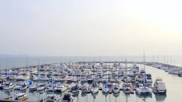 Luftaufnahme per Drohne des Yachtclubs und der Marina. Draufsicht auf den Yachtclub. weiße Boote im Meerwasser. Marina Dock Yachten und kleine Moto. Yacht und Segelboot — Stockfoto