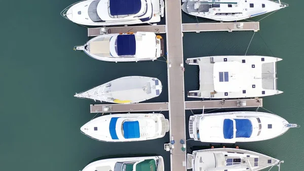 Flygvy av Drone av Yacht Club och Marina. Topputsikt över Yacht Club. Vita båtar i havsvatten. Marina docka yachter och små Moto. Yacht och segelbåt — Stockfoto