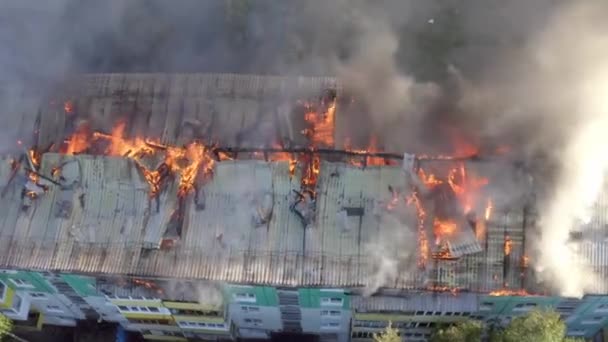 Techo ardiente de un edificio residencial de gran altura, nubes de humo del fuego. Los bomberos apagan el fuego. vista superior — Vídeos de Stock