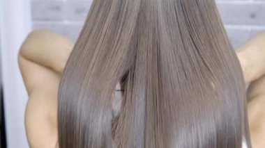 Kahverengi saçlı bir kız için bir güzellik salonunda laminasyon ve saç düzleştirme sonra sonuç. Saç Bakımı kavramı