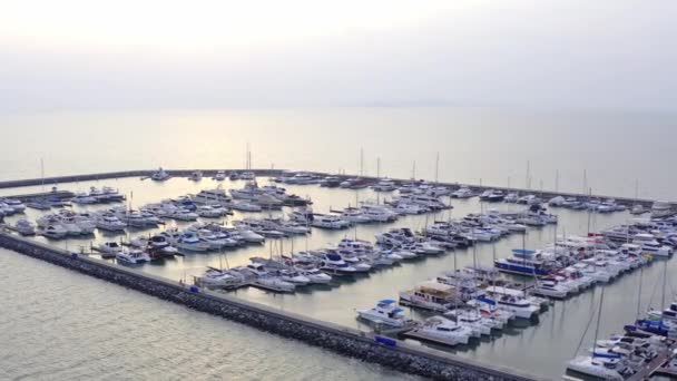 Luftaufnahme per Drohne des Yachtclubs und der Marina. Draufsicht auf den Yachtclub. weiße Boote im Meerwasser. Marina Dock Yachten und kleine Moto. Yacht und Segelboot — Stockvideo