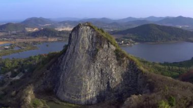 Buddha, dağın üzerinde oyulmuş görüntüler. Pattaya Tayland Buddha Dağı