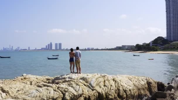 Un paio di passeggiate vicino al mare. Coppia che cammina su una scogliera in riva al mare . — Video Stock