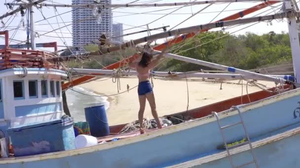 Bailarina. Mujer joven bailando en la cubierta del barco — Vídeo de stock