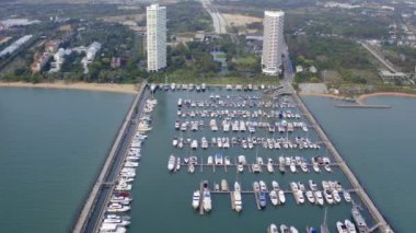Yat Kulübü ve Marina Drone tarafından Havadan Görünümü. Yat kulübünün en iyi görünümü. Deniz suyunda beyaz tekneler. Marina rıhtım yatlar ve küçük moto. Yat ve yelkenli