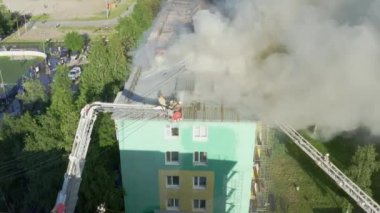 Nizhnevartovsk, Rusya - 1 Temmuz 2019: İtfaiyeciler bir konut yüksek binanın çatısında bir yangın söndürmek. üst görünüm