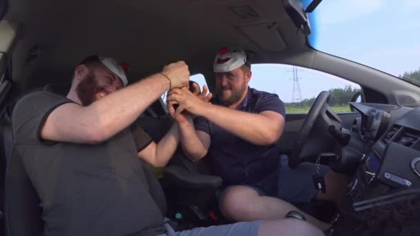 Két férfi vicces maszkok fegyverrel a kocsiban szakadék a pénz után a rablás. Fegyveres rablók használt fegyvereket rabolni pénzt. — Stock videók