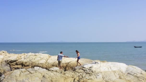 Paar zu Fuß in der Nähe des Meeres. Paar auf einer Klippe am Meer. — Stockvideo