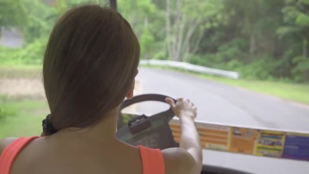 Pattaya, Thailand-22 mei 2019: meisje rijden Golf elektrische auto in de dierentuin — Stockvideo
