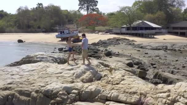 Un paio di passeggiate vicino al mare. Coppia che cammina su una scogliera in riva al mare . — Video Stock